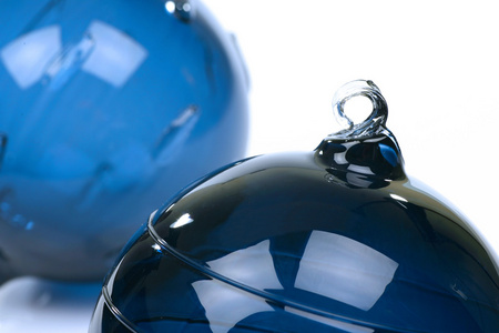 两个蓝色玻璃圣诞球