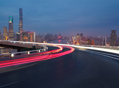 空路纹理的楼与航拍鸟瞰视图在上海外滩的夜景天际线