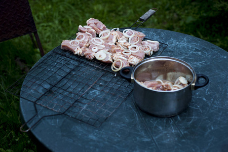 猪肉在一个锅里烤串