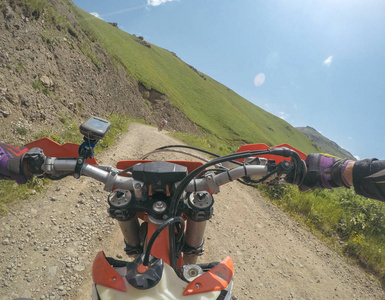 自行车速度旅途在山与尘土自行车复古在高加索佐治亚