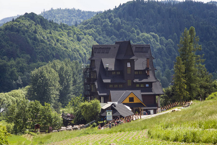 山风雨棚, 三冠在 Donay 河。山三冠 Trzy Korony 是波兰人 Pieniny。Pieniny 国家公园