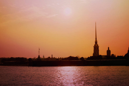 彼得和保罗堡垒的剪影在日落在圣彼得堡