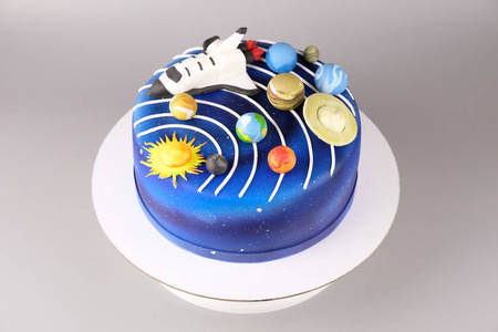 蛋糕与由喷枪绘制的宇宙的形象.星系, 恒星, 太阳系与行星和宇宙飞船.