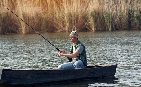 渔夫年轻人夏天钓鱼在河