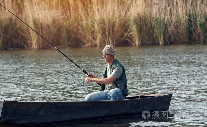 渔夫-年轻人夏天钓鱼在河