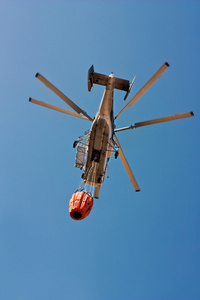 直升机用水在西班牙森林火灾消防员