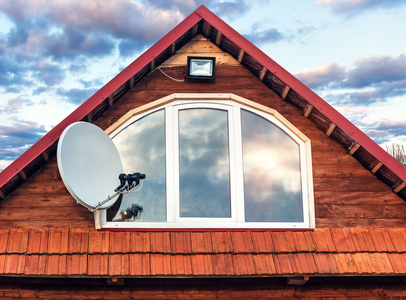 屋顶卫星屋顶,窗和卫星天线照片