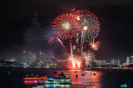 泰国芭堤雅海滩烟花节图片