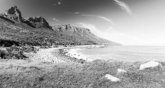 沿查普曼的峰值驱动器沿着南非开普敦附近的海岸线, 非洲黑白相间