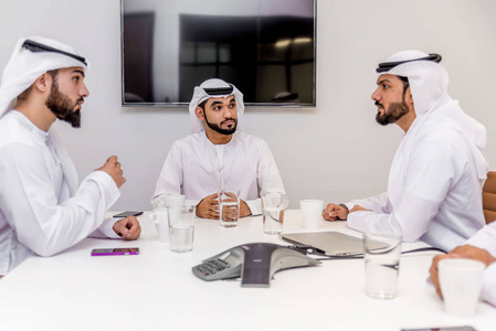 阿拉伯男子会议和谈论商业商人肖像在迪拜