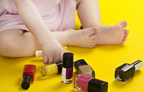 外国小女孩涂指甲图片