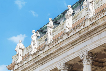 布达佩斯皇宫一排雕像特写图