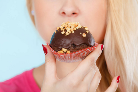 饮食 糖果 食品的概念。女人抱着美味的巧克力蛋糕，花生结霜与想吃口