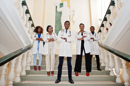 医科大学内的非洲医生组学生