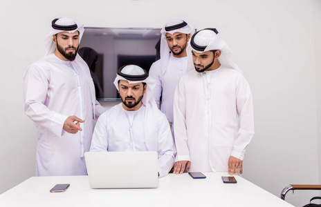 阿拉伯男子会议和谈论商业商人肖像在迪拜