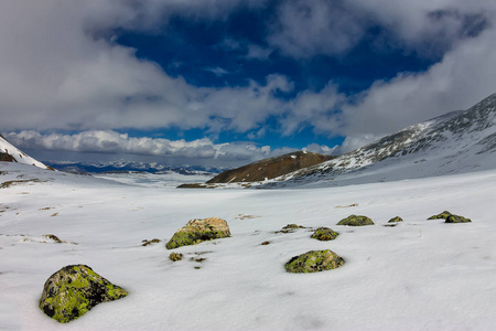 雪山航空照片无人机, 云接近山顶和山谷