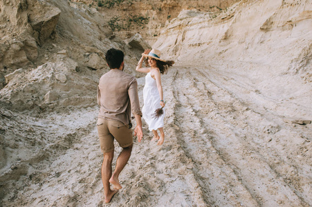 美丽幸福的情侣在沙峡谷中奔跑, 爱情故事