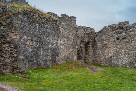 Torlundy, 苏格兰2012年6月11日 Inverlochy 城堡的自然石堡垒在威廉堡附近。内部视图。绿草和浅蓝色的