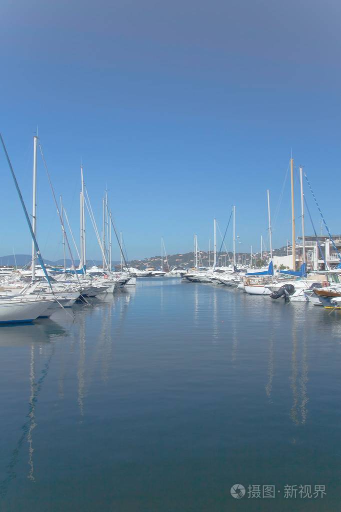 帆船和游艇在一个安静的港湾海洋码头