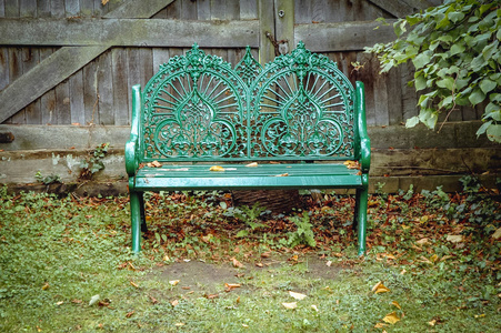 位于英国贝德福德 Ivel 河 Biggleswade 的瑞士花园的绿色金属长凳