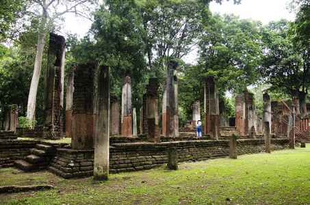 旅行者泰国妇女步行参观和旅行照相在古建筑和废墟烹 Phet 历史公园是一个考古学地点和 Aranyik 地区在烹 Phet, 泰