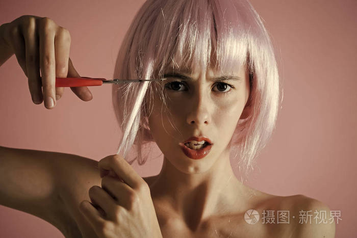 用剪刀剪人工头发的女孩