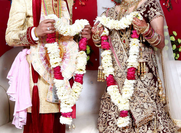 在印度婚礼花环或 jaimala 仪式上的新娘和新郎