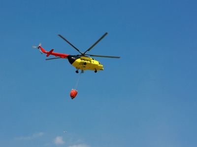 消防救援直升机与水斗