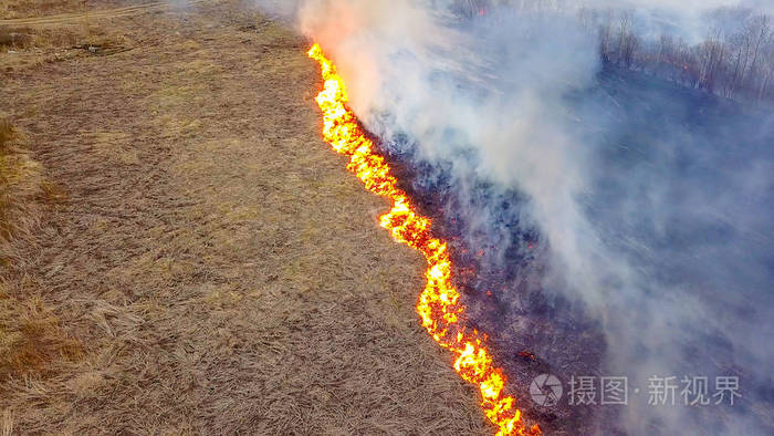 大火灾.干草正在燃烧.很多烟雾.叶卡捷琳堡, 俄罗斯, 从德龙