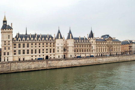 巴黎的塞纳河堤俯瞰钟楼和 Conciergerie 城堡, 前法国国王官邸, 现在是正义的宫殿, 在一个夏天阴天