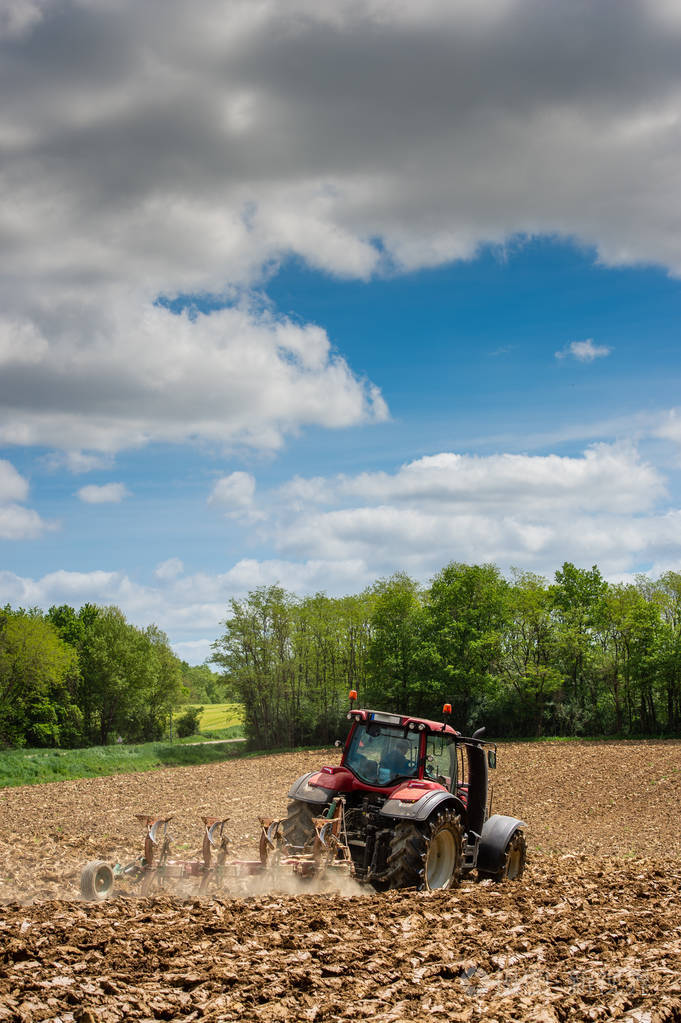 农夫在拖拉机犁领域法国欧洲
