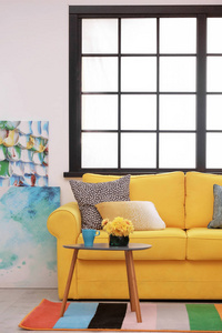 现代室内舒适的沙发和彩虹地毯