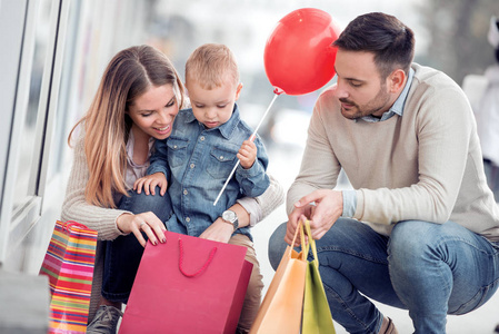 销售, 消费主义和家庭观念快乐的家庭与小孩子和购物袋在城市