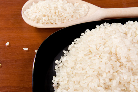 水稻和板用勺子在表上