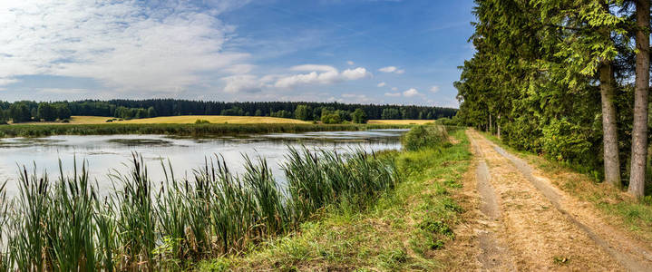 蓝天白云捷克共和国, 欧洲, 在令人惊叹的夏日美景中的道路和池塘全景拍摄