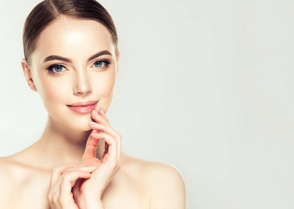 美丽的年轻妇女与干净的新鲜皮肤.面子护理.面部护理.