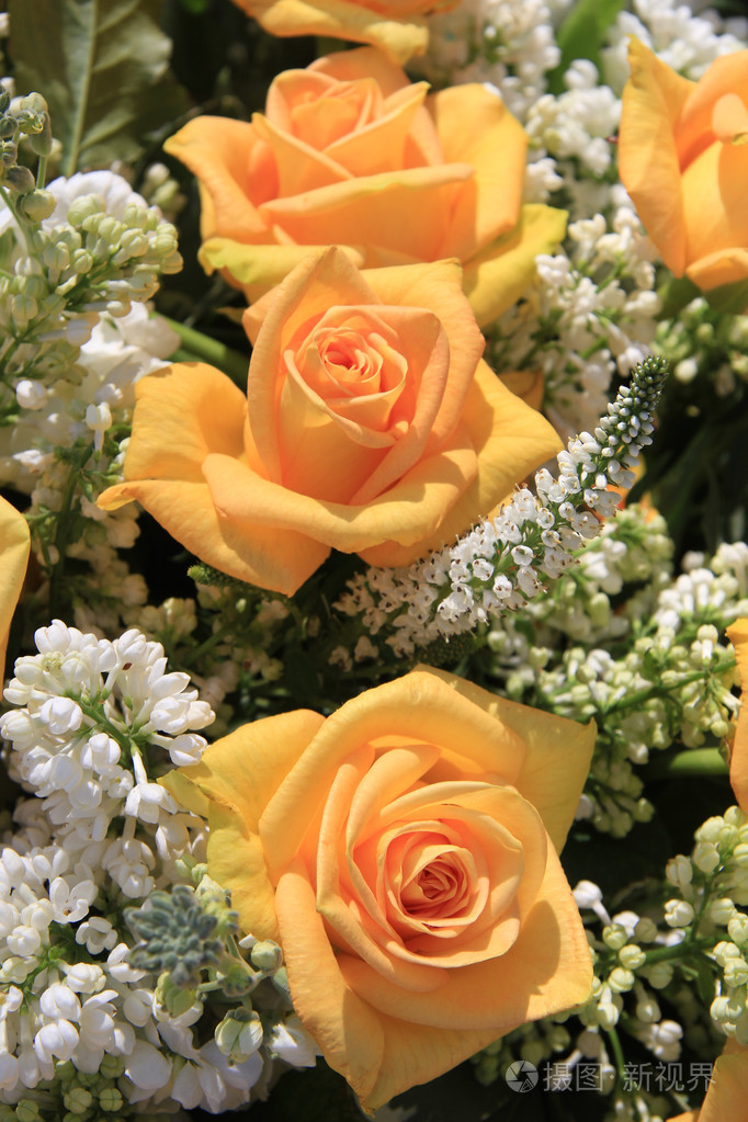 黄色的玫瑰和白色共同丁香婚礼鲜花