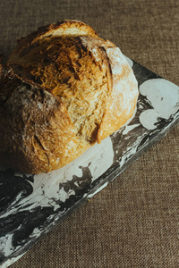 黑色和白色大理石桌上新鲜烘焙的传统面包