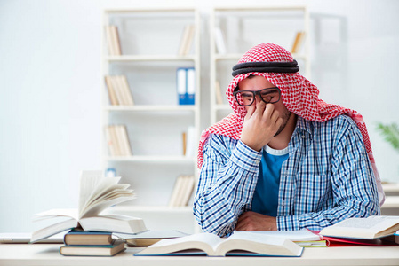 阿拉伯学生准备大学考试