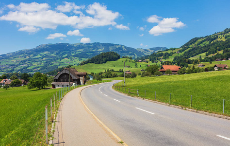 Schwyz 瑞士小行政区的夏日美景。这幅画是在 Schwyz 镇地区的琼结束时拍摄的。