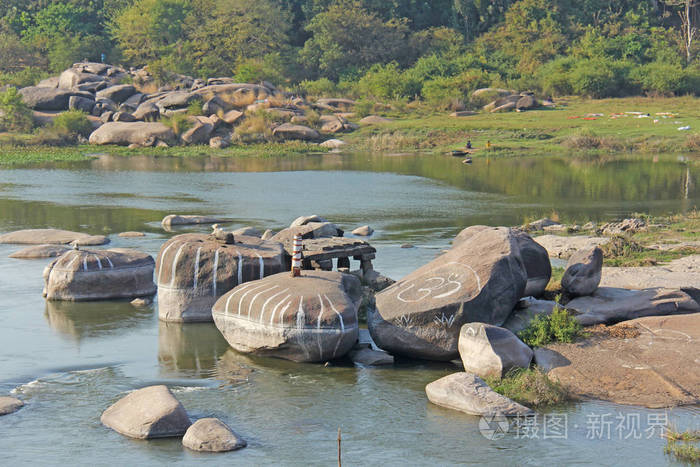 栋格珀德拉河在亨比村大石头热带风情景观美丽的绿色山谷从上面查看