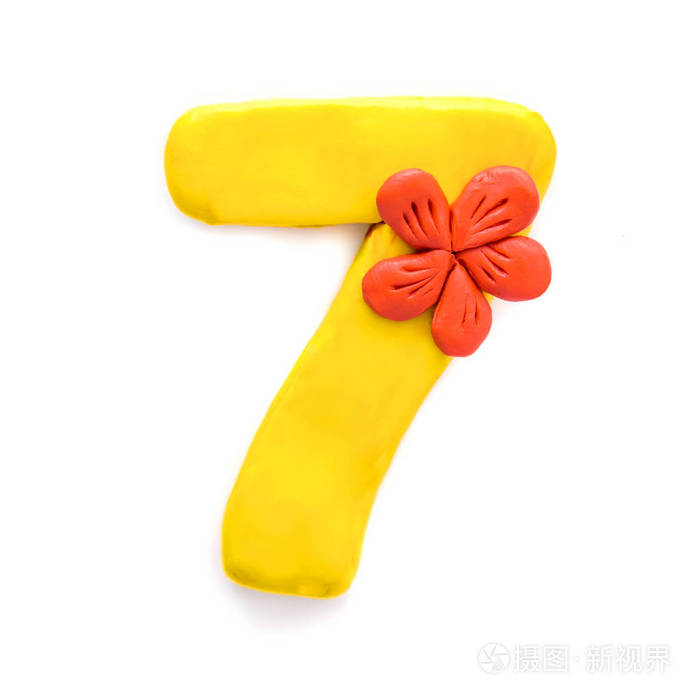 明亮美丽的数字七7由黄色橡皮泥与一朵红色花分离在白色背景