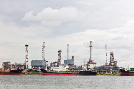 在曼谷河沿岸炼油厂