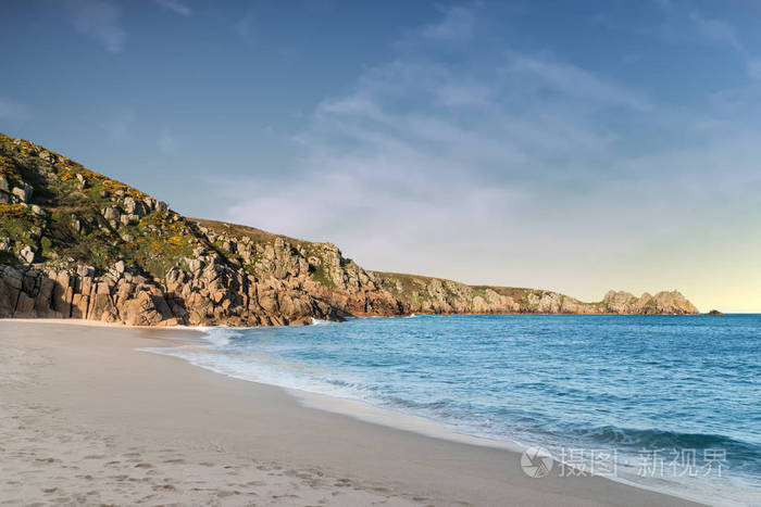 Porthcurno 海滩的壮观的日落风景图片在南林