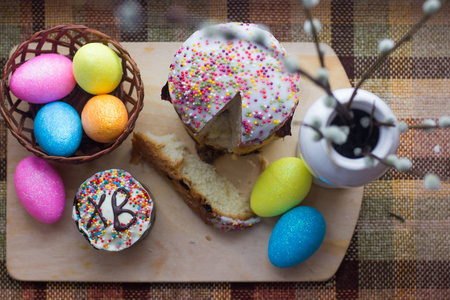 复活节蛋糕和染色鸡蛋。宗教节日复活节