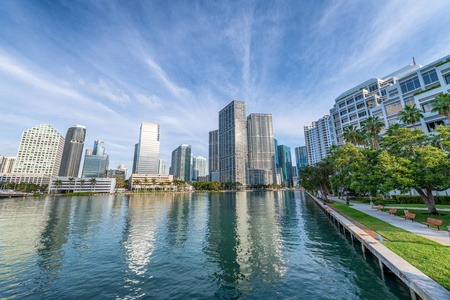 迈阿密市中心的天际线从 Brickell 的关键在一个美丽的晴天, 佛罗里达州