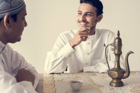 穆斯林男人喝杯茶