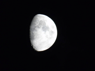 一个惊人的标题的半月在 Genova 城市的夜晚与一个伟大的晴朗的天空背景和一些明星