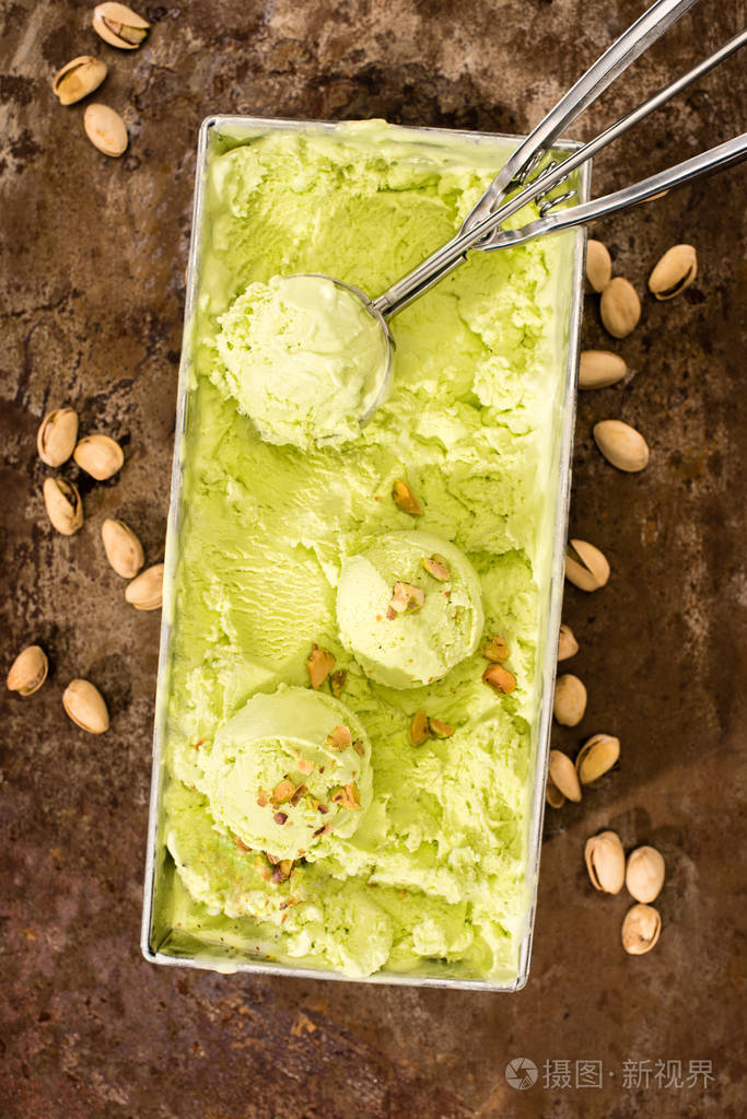 桌上舀开心果冰淇淋的高视图