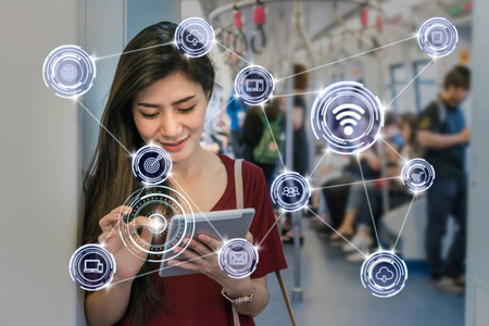 智能城市的物联网技术在基站轻轨轨道或地铁地铁, 生活方式概念照片